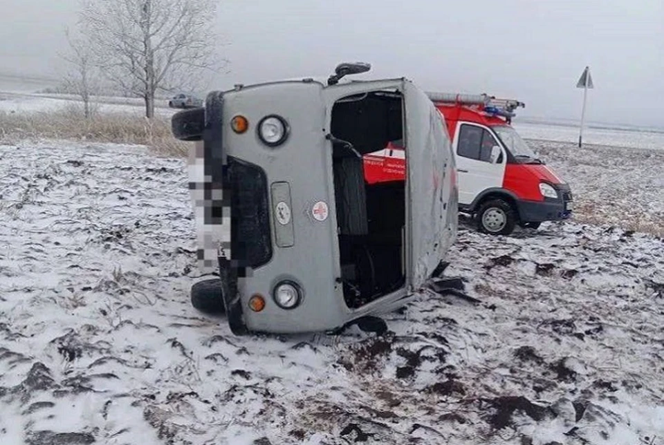 Медицинский УАЗ с тремя пациентами перевернулся на трассе Ставрополья0