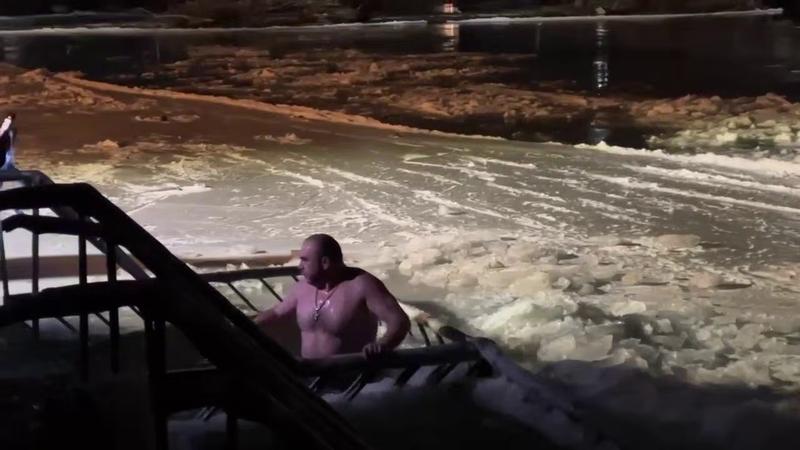 Мэр Невинномысска окунулся в Кубань на Крещение вместе с земляками