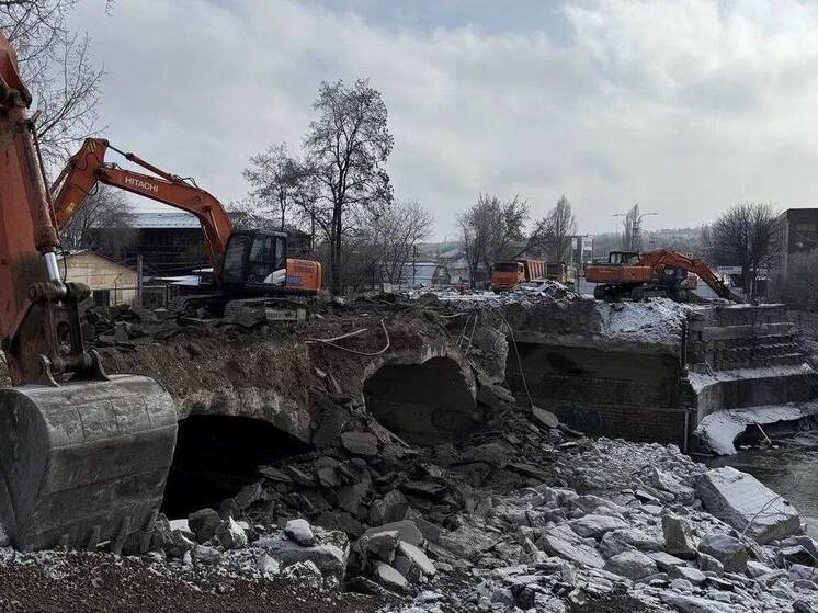 Мэр Пятигорска Дмитрий Ворошилов сообщил, что демонтаж моста через Подкумок достиг экватора