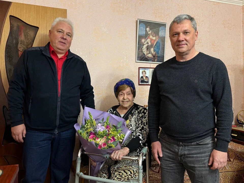 Мэр Пятигорска поздравил 100-летнего ветерана с Новым годом0