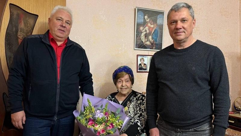 Мэр Пятигорска поздравил 100-летнего ветерана ВОВ с Новым годом