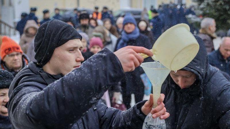 Митрополит освятил воду в Андреевском соборе Ставрополя накануне Крещения