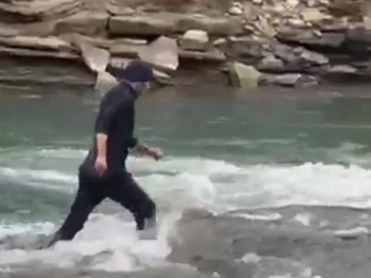 Море по колено: в КЧР нетрезвый водитель пытался сбежать от полицейских по реке