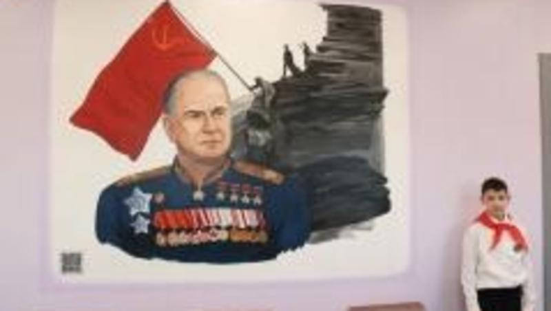 Муралы с портретами Пушкина, Ломоносова и Жукова открыли в школе на Ставрополье