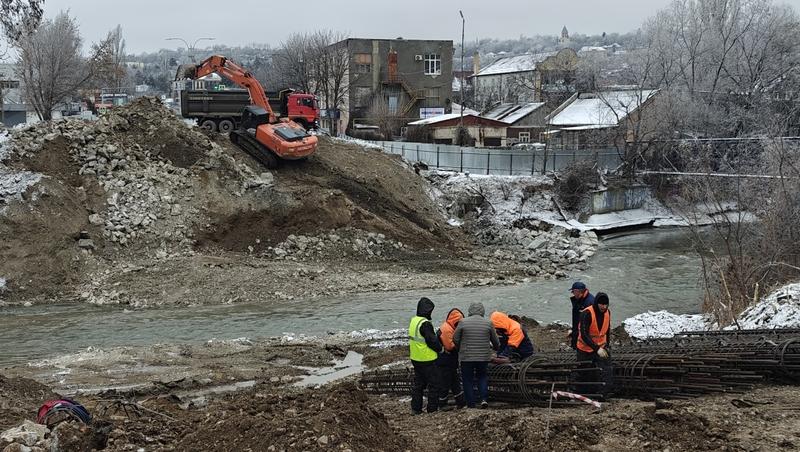 Партдесант осмотрел ремонт моста и детсада на Ставрополье