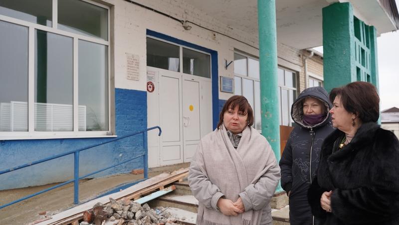 Партдесант проинспектировал капремонт в школе посёлка Каскадного