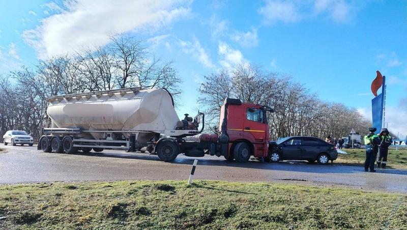 Пассажирка иномарки пострадала в ДТП с фурой на ставропольской трассе