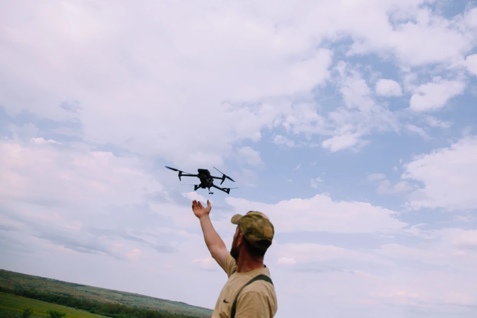 После атаки БПЛА вблизи жилых домов в Невинномысске тушат пожар0