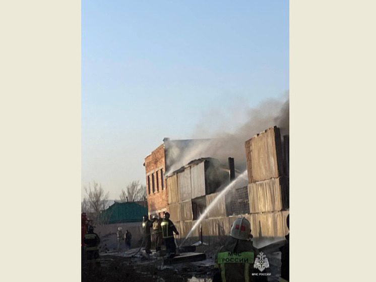 Пожарные ликвидировали крупное возгорание на заброшенном складе в Черкесске