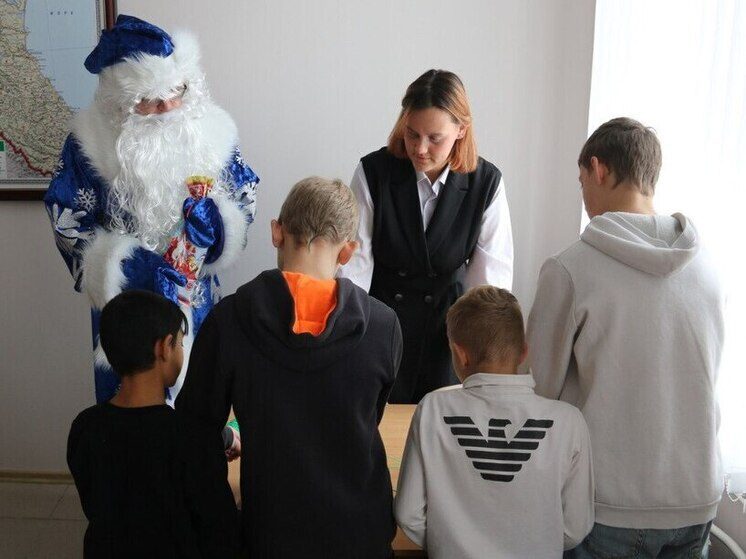 Председатель Общественного совета при краевом Главке поздравил с Новым годом воспитанников Центра временного содержания