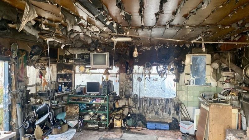 При пожаре в гараже на Ставрополье пострадали два человека и сгорела машина