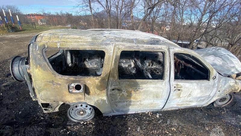 При пожаре в гараже на Ставрополье пострадали два человека и сгорела машина
