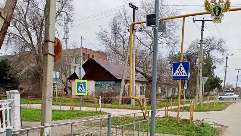 Прокуратура добилась установки светофоров у школы и детсада в посёлке Новокумском