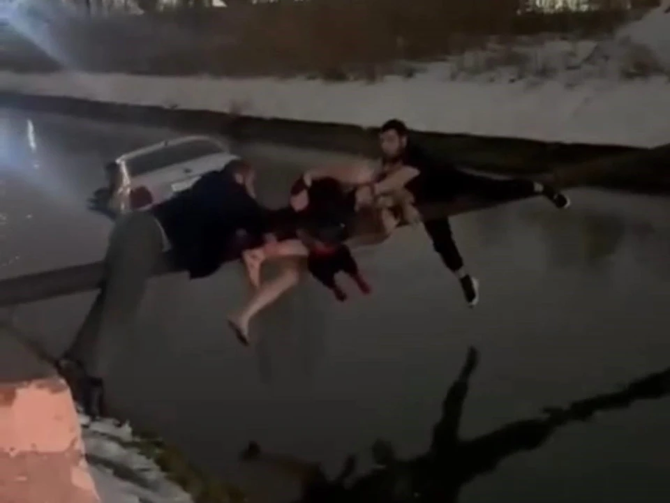 Прокуратура начала проверку после падения машины в канал в Махачкале0