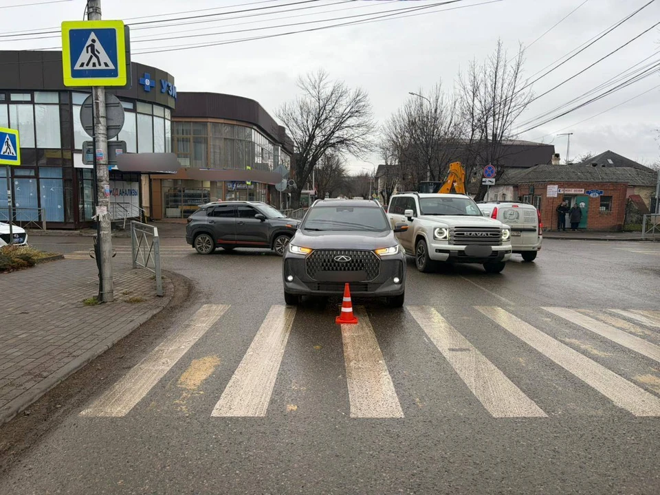 Ребенок попал под колеса автомобиля на пешеходном переходе в Ессентуках0