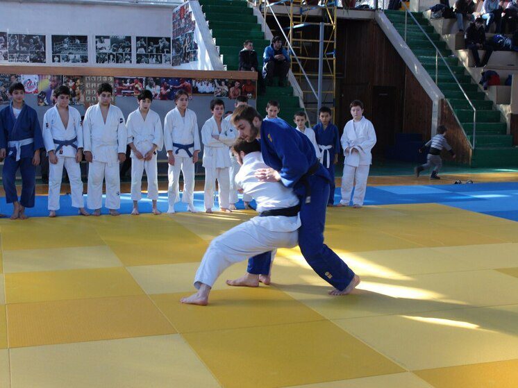 Сборная Казахстана по вольной борьбе тренируется в Северной Осетии