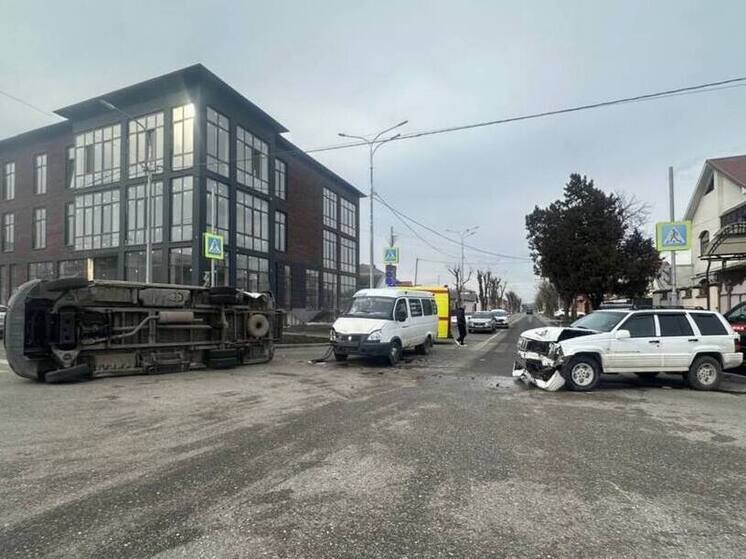 Скорая помощь с ребёнком попала в ДТП в Нальчике при столкновении с двумя автомобилями