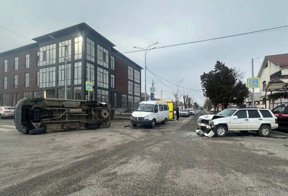 Скорая с ребенком столкнулась с маршруткой и джипом в Нальчике0