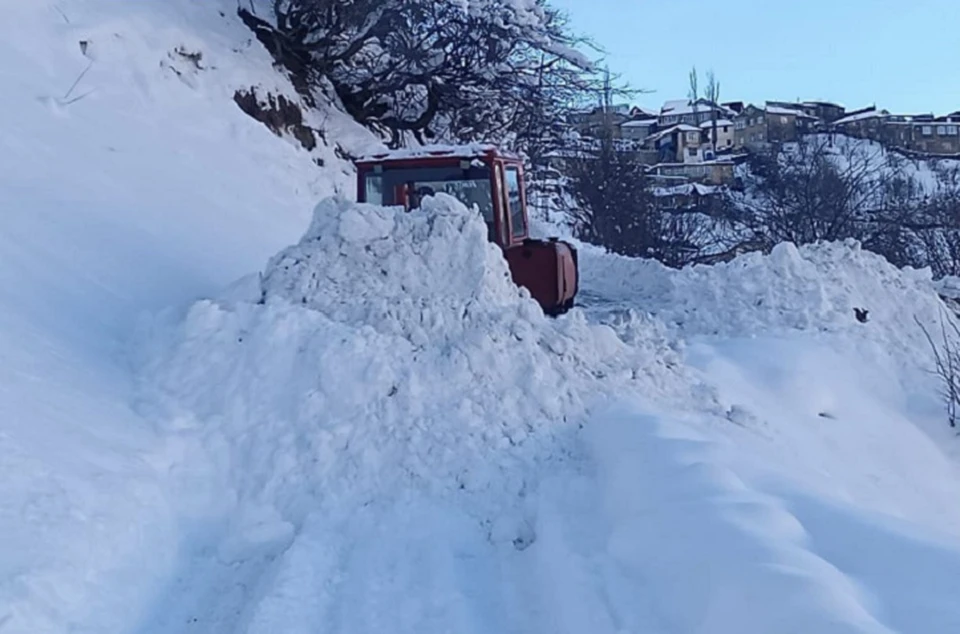 Снежная лавина сошла на дорогу республиканского значения в горах Дагестана0