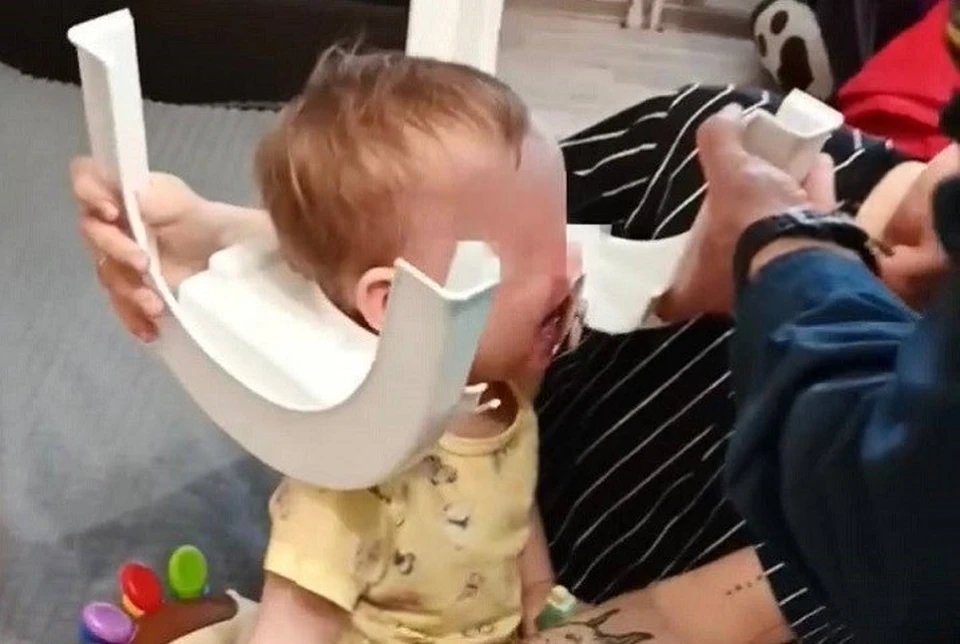 Спасатели в Невинномысске помогли молодой маме снять стульчик с головы ребенка0