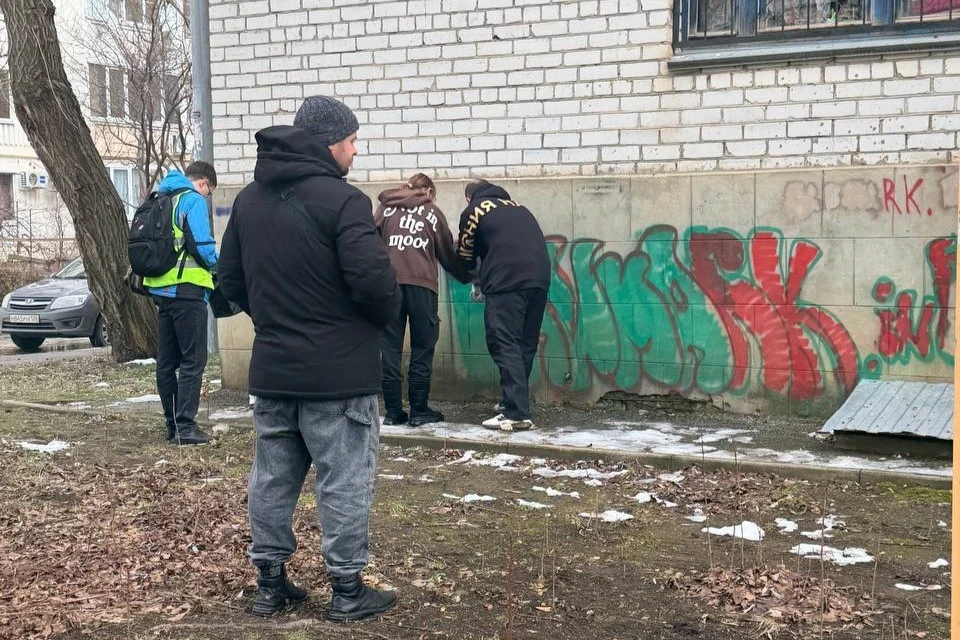 Ставропольские волонтеры закрасили 40 реклам наркотиков0