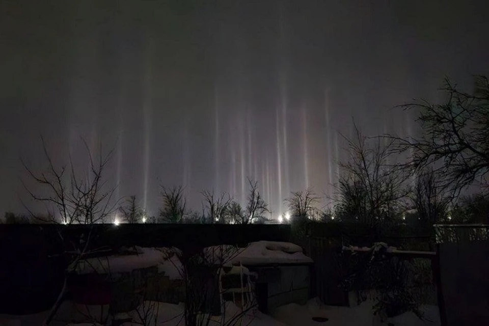 Световые столбы в ночном небе удивили жителей Ставрополья0