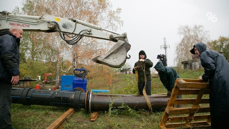 Трубу водопровода ремонтируют в Ессентуках из-за аварии