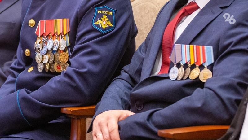 Участники СВО со Ставрополья подарили детям велосипед и футбольную форму