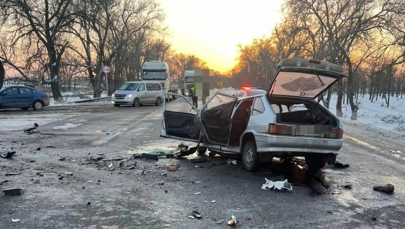 В Будённовском округе грузовик протаранил ВАЗ — два человека в больнице
