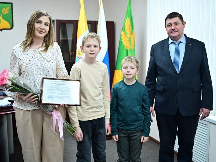 В Будённовском округе вручили первый в 2026 году жилищный сертификат на 3,6 млн рублей