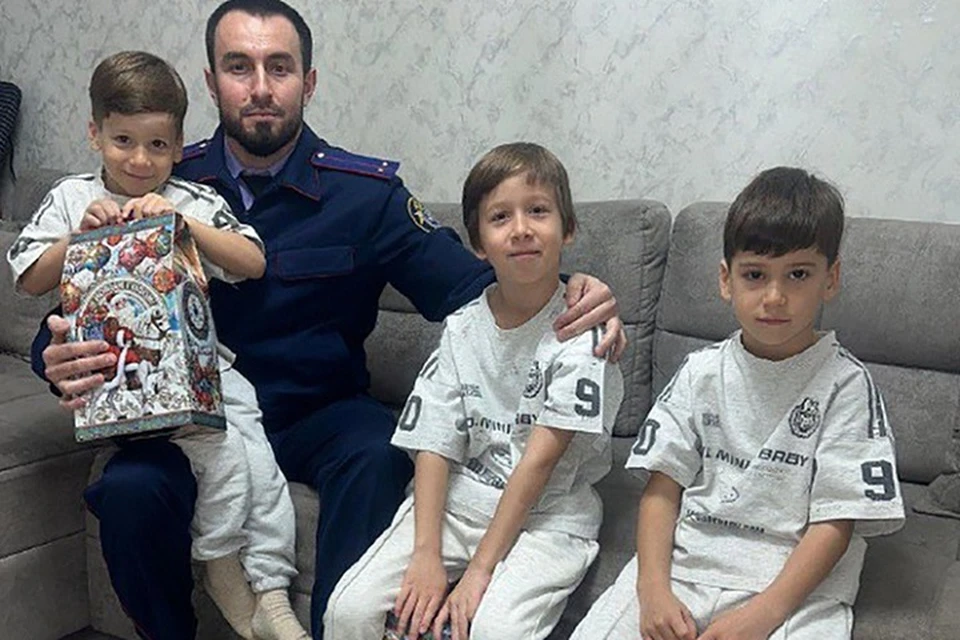 В Чечне сотрудники следкома поздравили с Новым годом детей погибших бойцов0