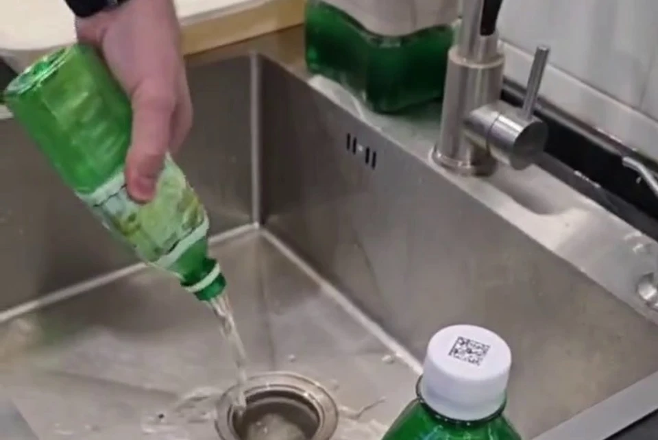 В Дагестане Роспотребнадзор ищет и уничтожает в магазинах опасный напиток0