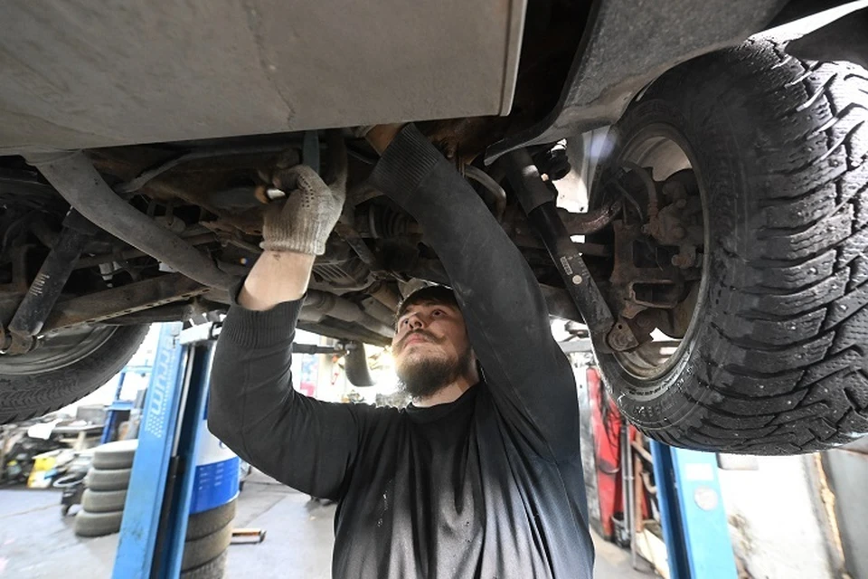 В КЧР автоинспекторы помогли семье с детьми добраться по горной трассе до СТО0