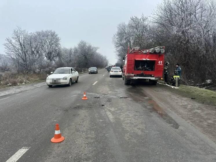 В Кировском округе два человека погибли в лобовом столкновении, водитель «Приоры» не имел прав