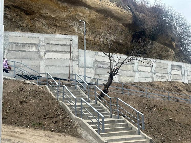 В Кисловодске отремонтировали лестницу, ведущую к одной из самых больших школ города