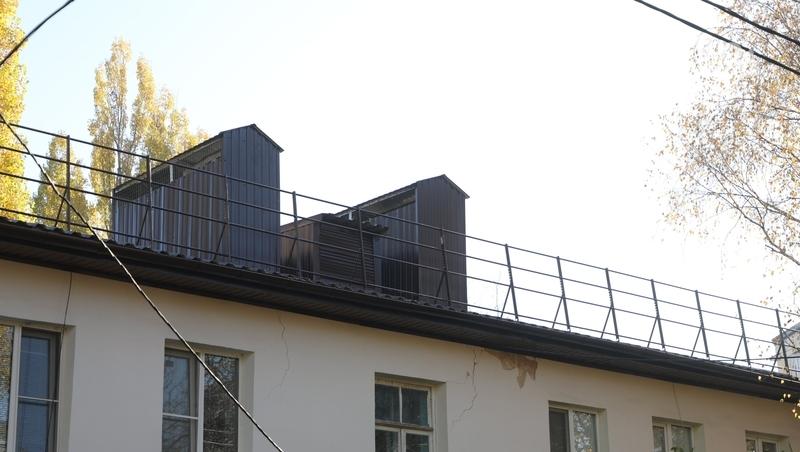 В Лермонтове начался капремонт крыши первого в городе жилого дома