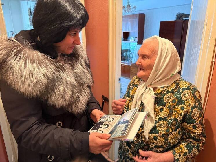 В Лермонтове поздравили с 96-летием труженицу тыла Евгению Журову
