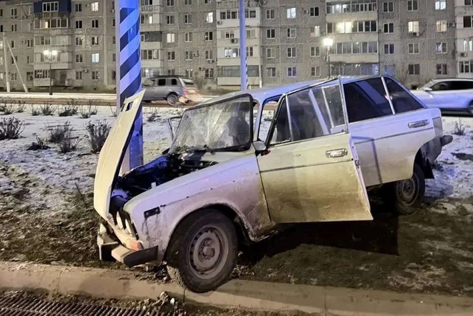 В Невинномысске из-за аварии на путепроводе двух мужчин зажало в автомобиле0