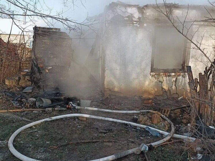 В селе Сенгилеевском пожарные спасли женщину и потушили дом, загоревшийся из-за обогревателя