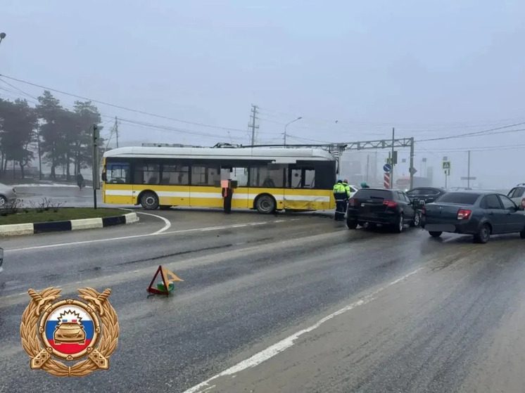 В Ставрополе из-за нарушения очерёдности проезда столкнулись троллейбус и «Ауди»