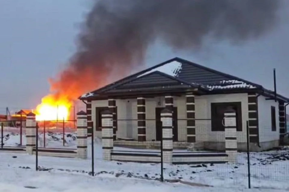 В Ставрополе тушат пожар в частном доме на улице Аллея Роз0