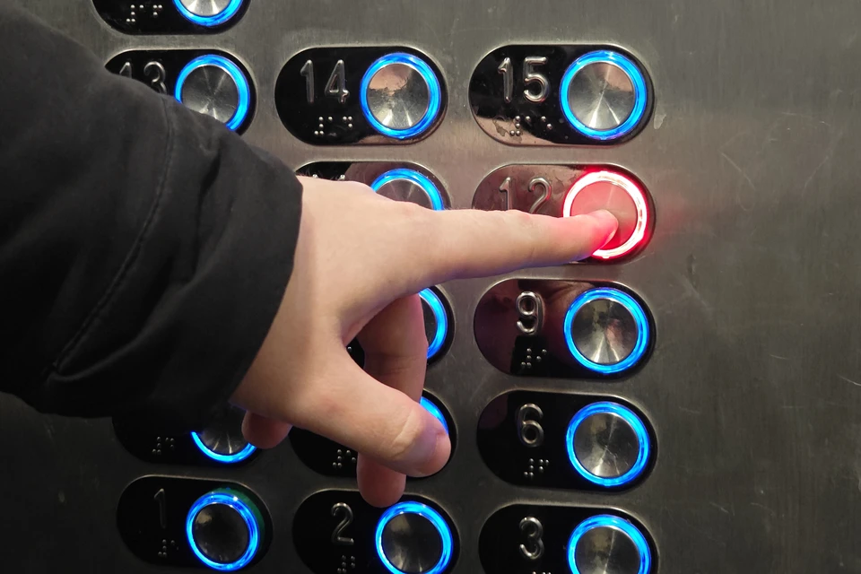 Власти Махачкалы опровергли слухи о падении лифта с людьми0