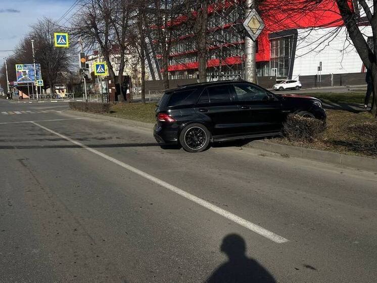 Во Владикавказе женщина за рулем Mercedes-Benz врезалась в столб и попала больницу