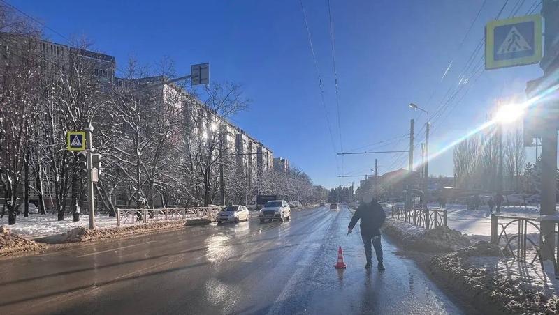 Водитель кроссовера проехал на красный и сбил пешехода в Ставрополе