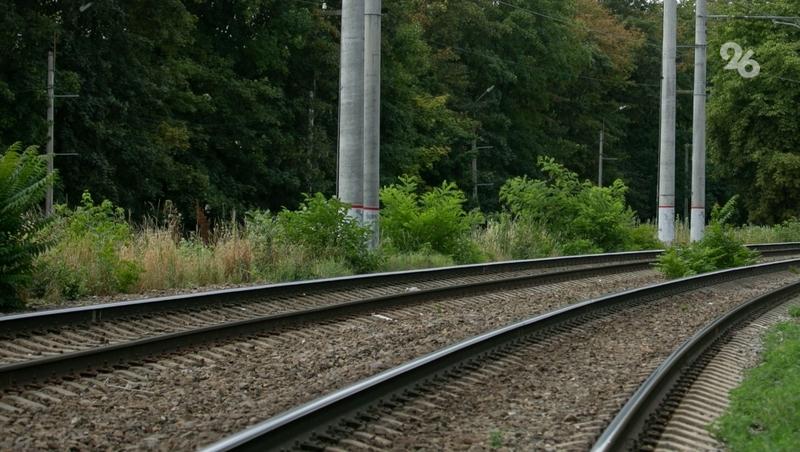 Водитель легковушки пострадал в столкновении с локомотивом в Дагестане