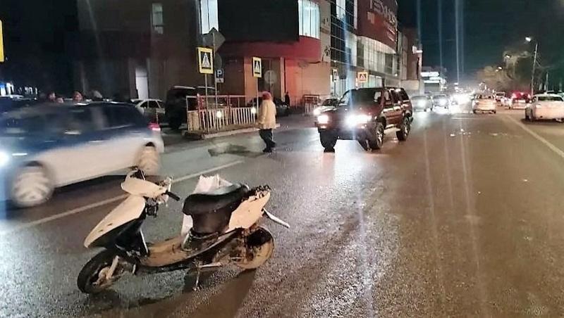 Водитель скутера без прав попал в ДТП и сломал ногу в Пятигорске