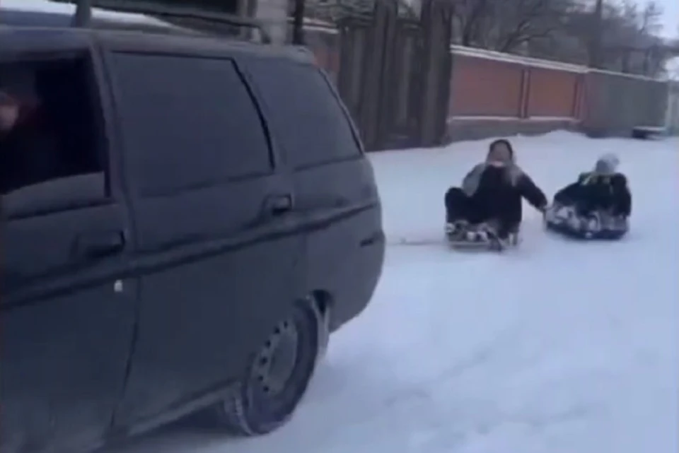 Водители в Дагестане ответят за катание детей на привязанных к машинам санках0