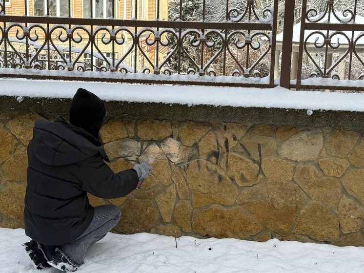 Волонтёры Кисловодска закрасили надписи с рекламой сайтов по продаже запрещённых веществ