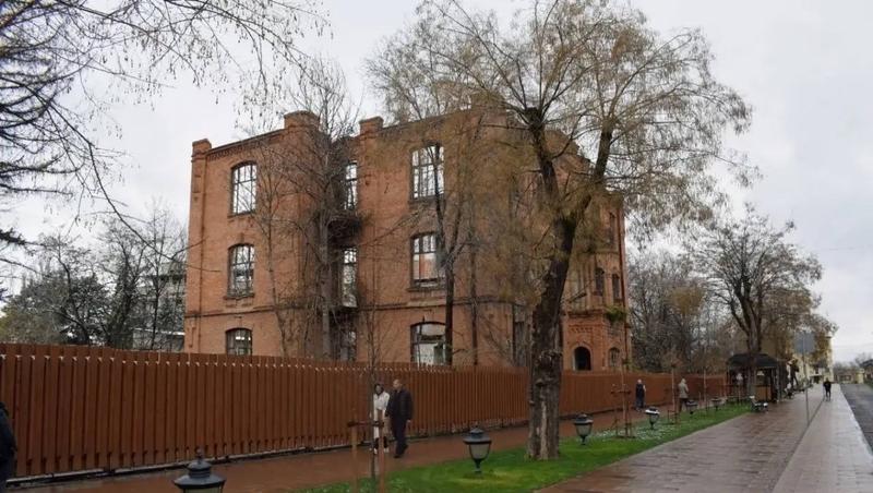 Здание бывшей мужской гимназии в Кисловодске выставили на аукцион в третий раз