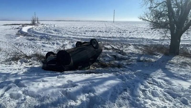 Женщина пострадала в аварии с опрокидыванием автомобиля в Будённовском округе